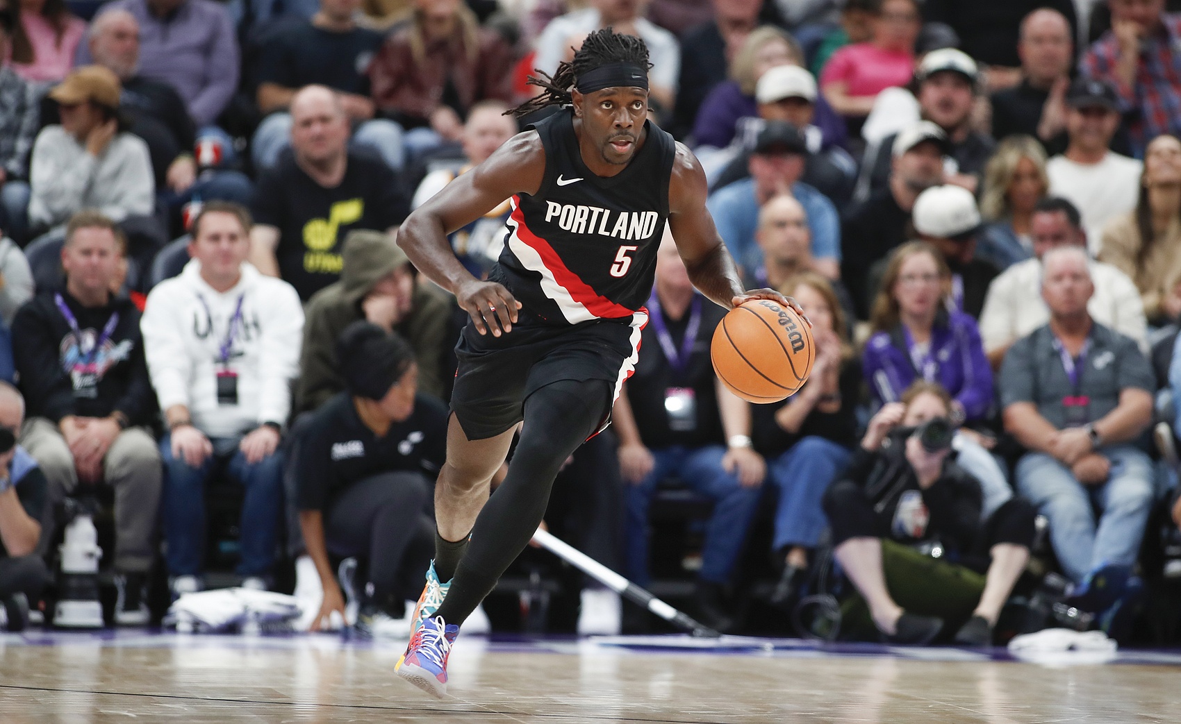 定海神针!霍勒迪8记三分砍下35分5板11助 末节独得16分